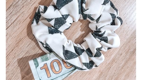 DIY Hidden pocket scrunchie